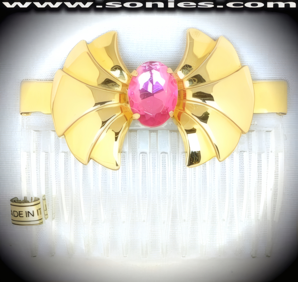 Feminine elegance in this magnificent Pomona hair comb