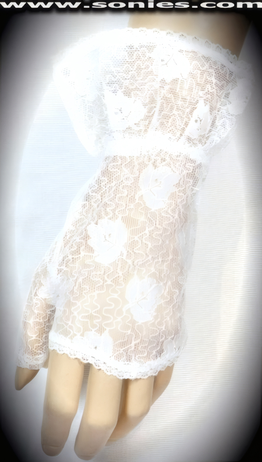 Victoria Floral Lace Wrist-Length Fingerless Gloves