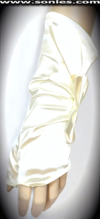 Glamorous Venus above the wrist-length fingerless gloves